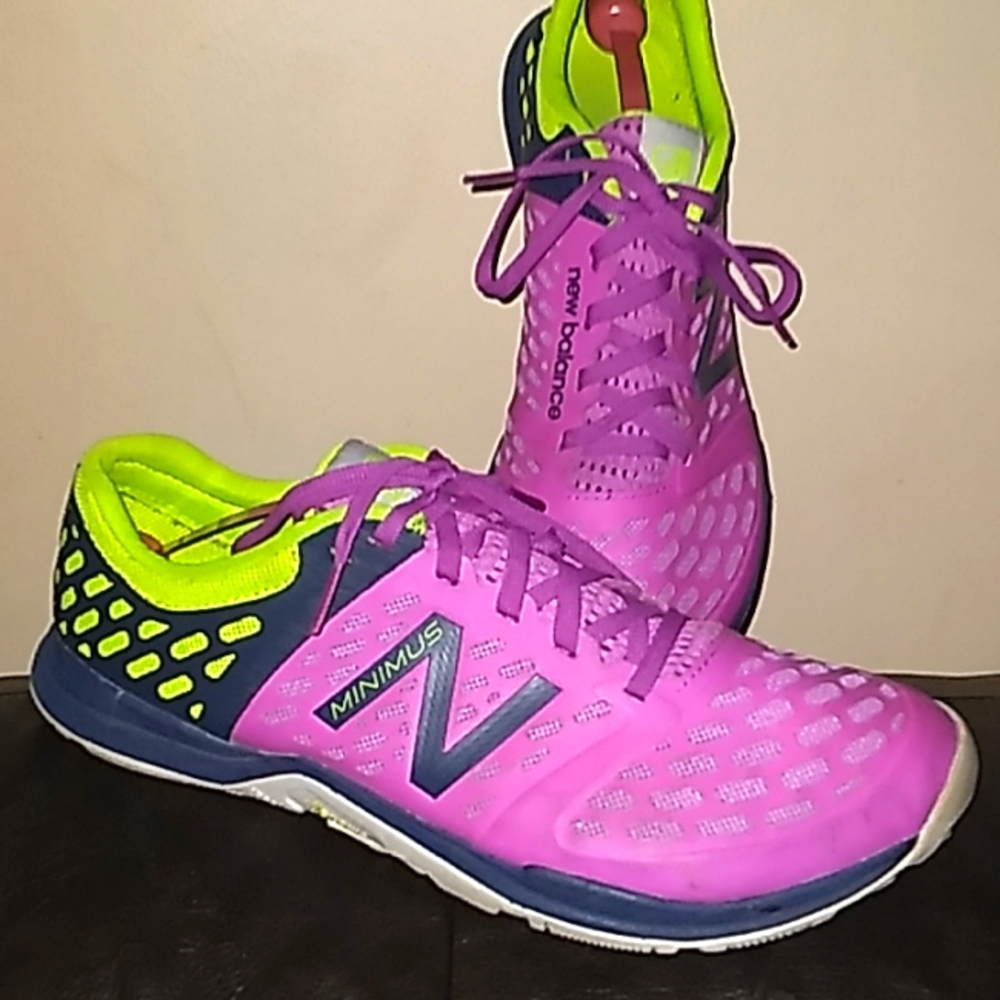 LIKE NEW!! WOMANS NEW BALANCE- MINIMUS-VIBRAM SIZE 10